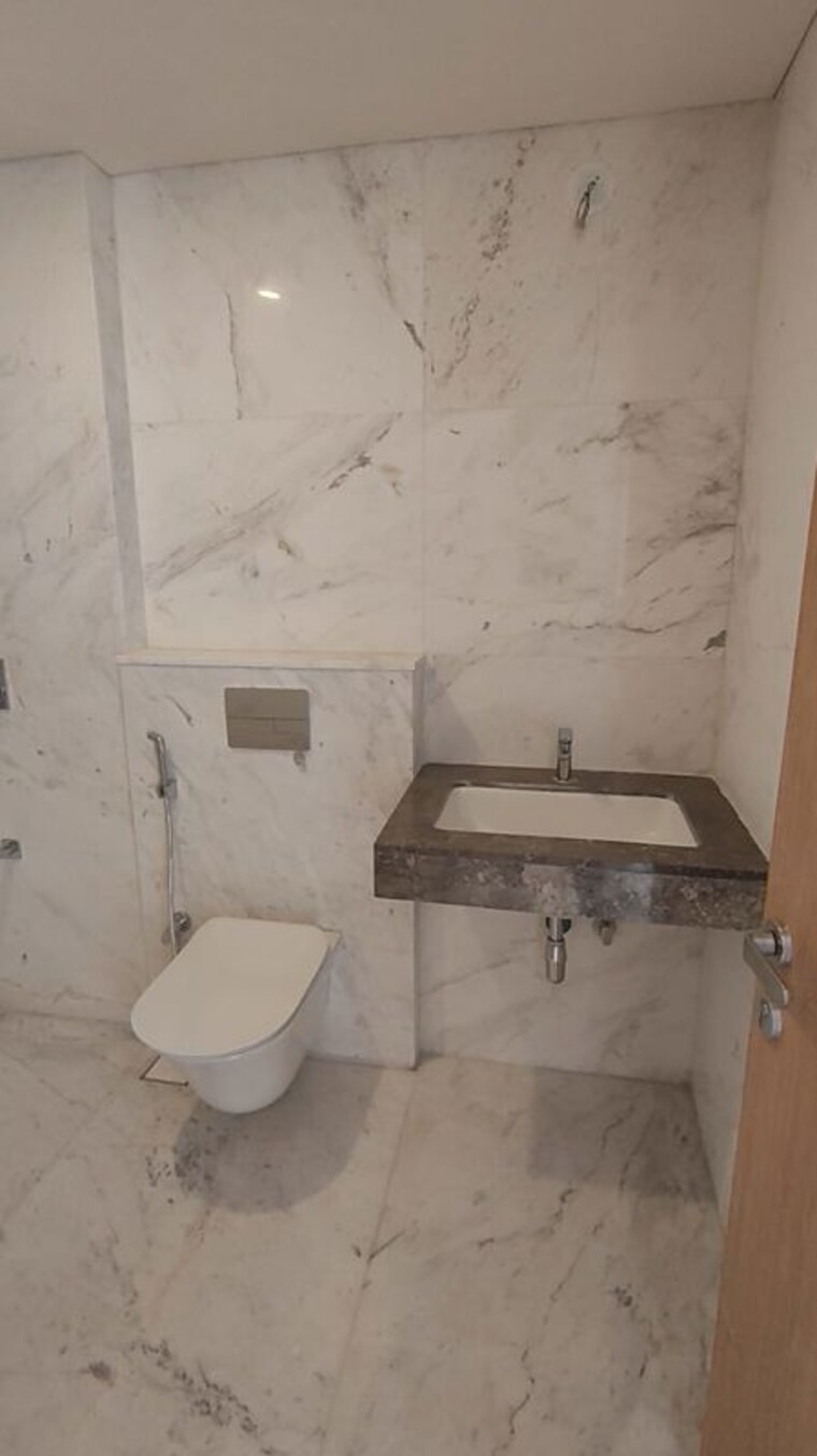 Bathroom, lodha-bellagio 5 Bedroom 1700 Sq.Ft. Apartment In Powai Mumbai 10517716