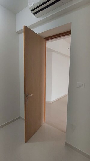 Room in 5 BHK Apartment at Lodha Bellagio, Powai – for Rent