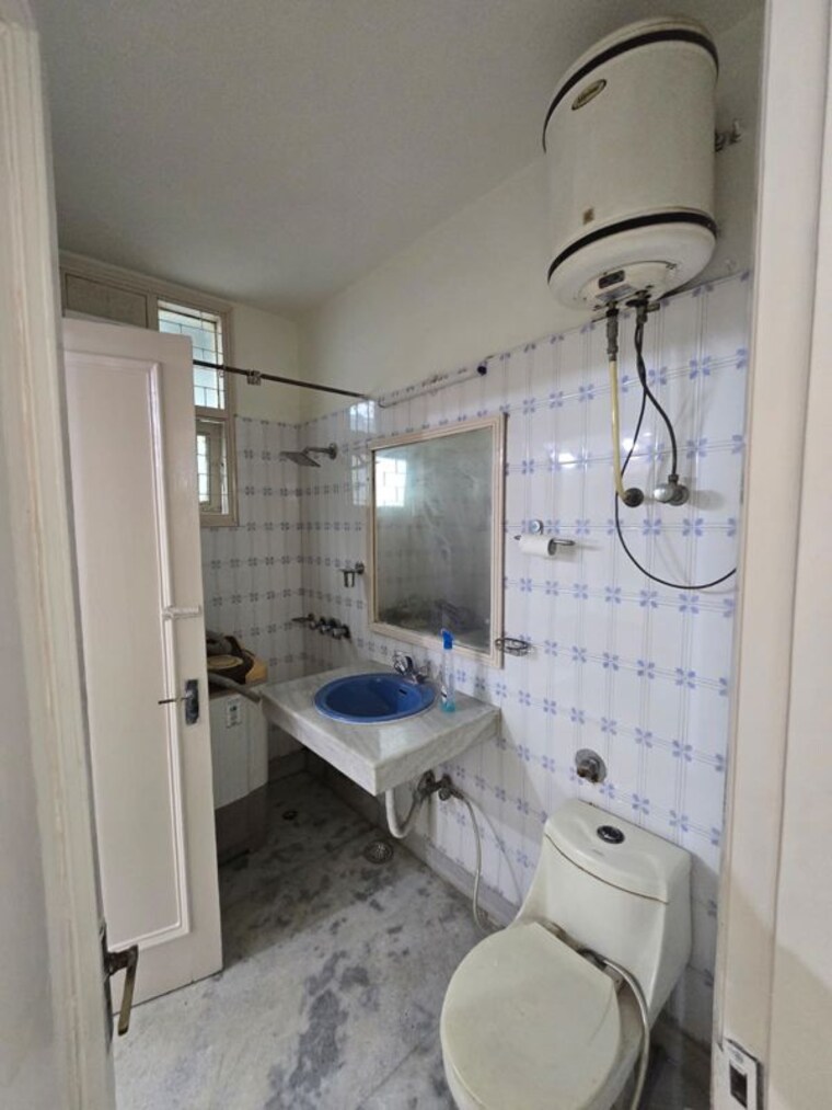 Bathroom, palam-vihar-residents-association 2 Bedroom 173 Sq.Yd. Builder Floor In Palam Vihar Gurgaon 10517728
