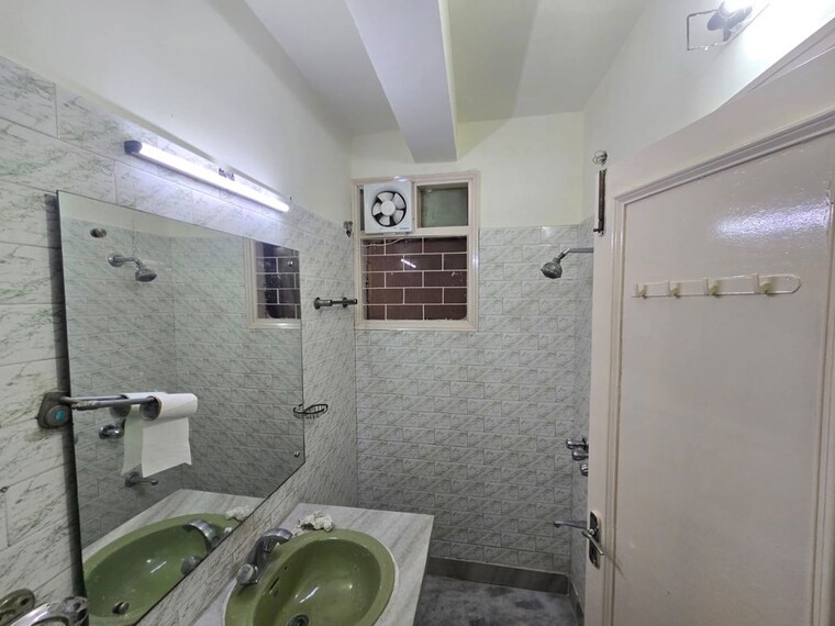 Bathroom, palam-vihar-residents-association 2 Bedroom 173 Sq.Yd. Builder Floor In Palam Vihar Gurgaon 10517728