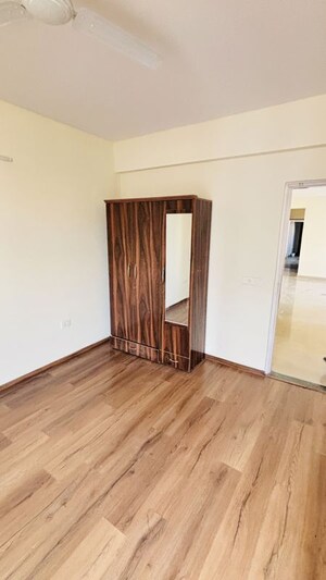 Room in 3 BHK Apartment at Imperia Esfera, Sector 37c – for Rent