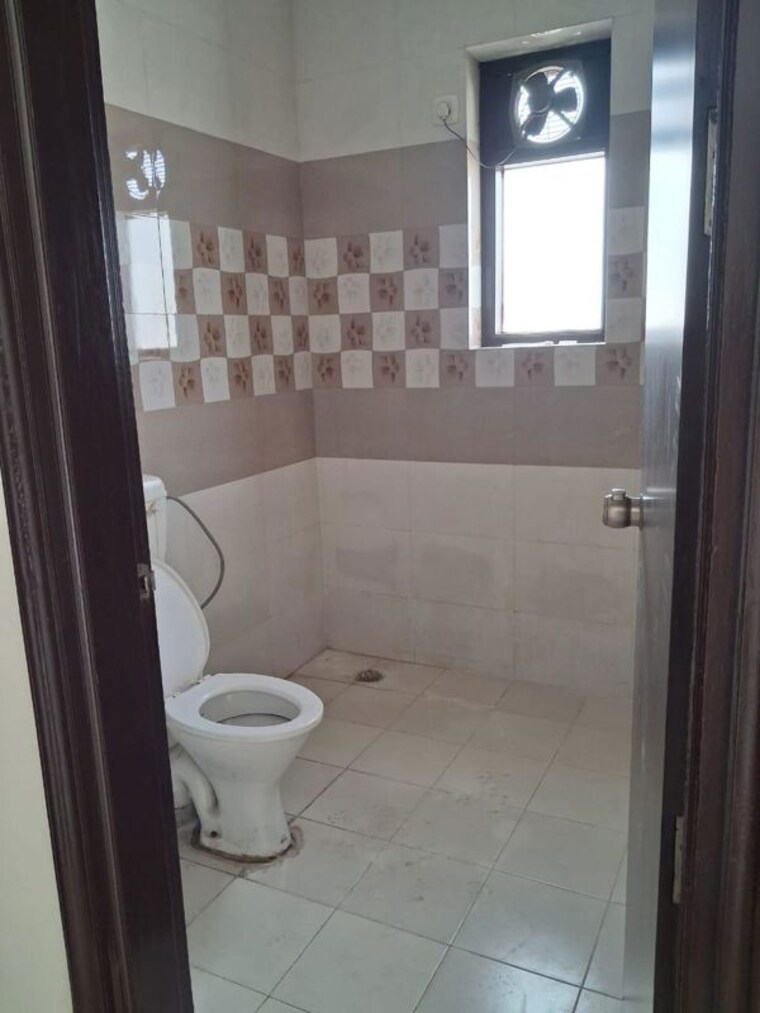 Bathroom, sector 46 2 Bedroom 360 Sq.Yd. Builder Floor In Sector 46 Gurgaon 10517733