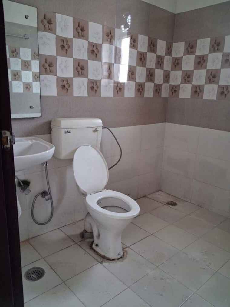 Bathroom, sector 46 2 Bedroom 360 Sq.Yd. Builder Floor In Sector 46 Gurgaon 10517733