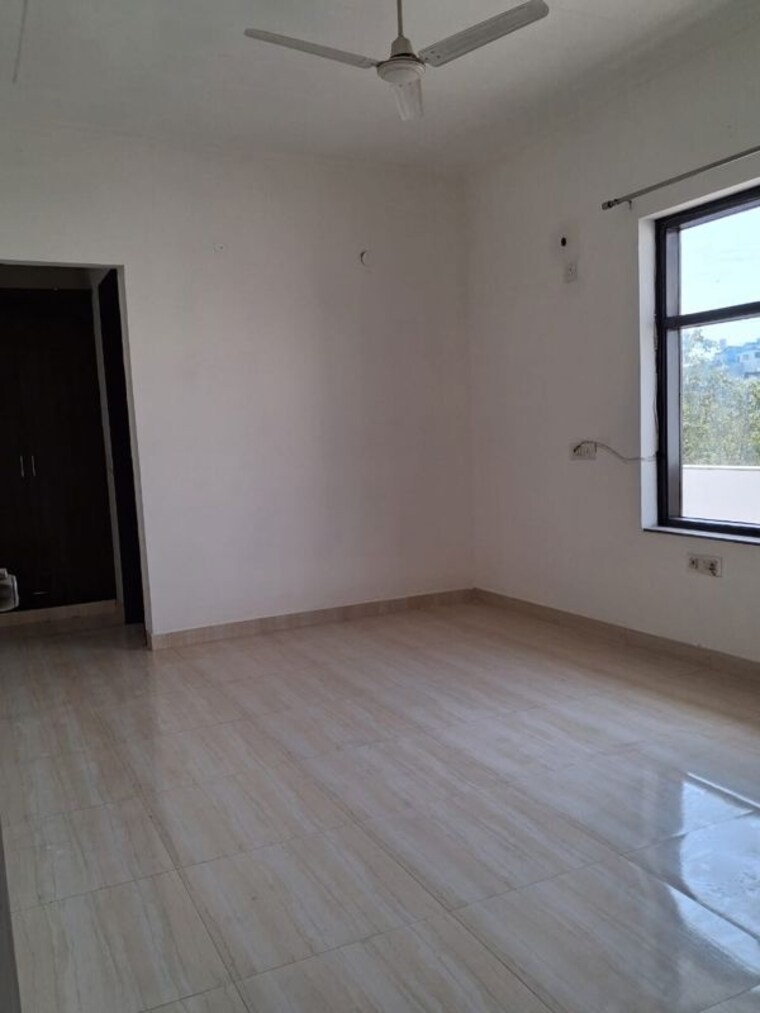 Room, sector 46 2 Bedroom 360 Sq.Yd. Builder Floor In Sector 46 Gurgaon 10517733
