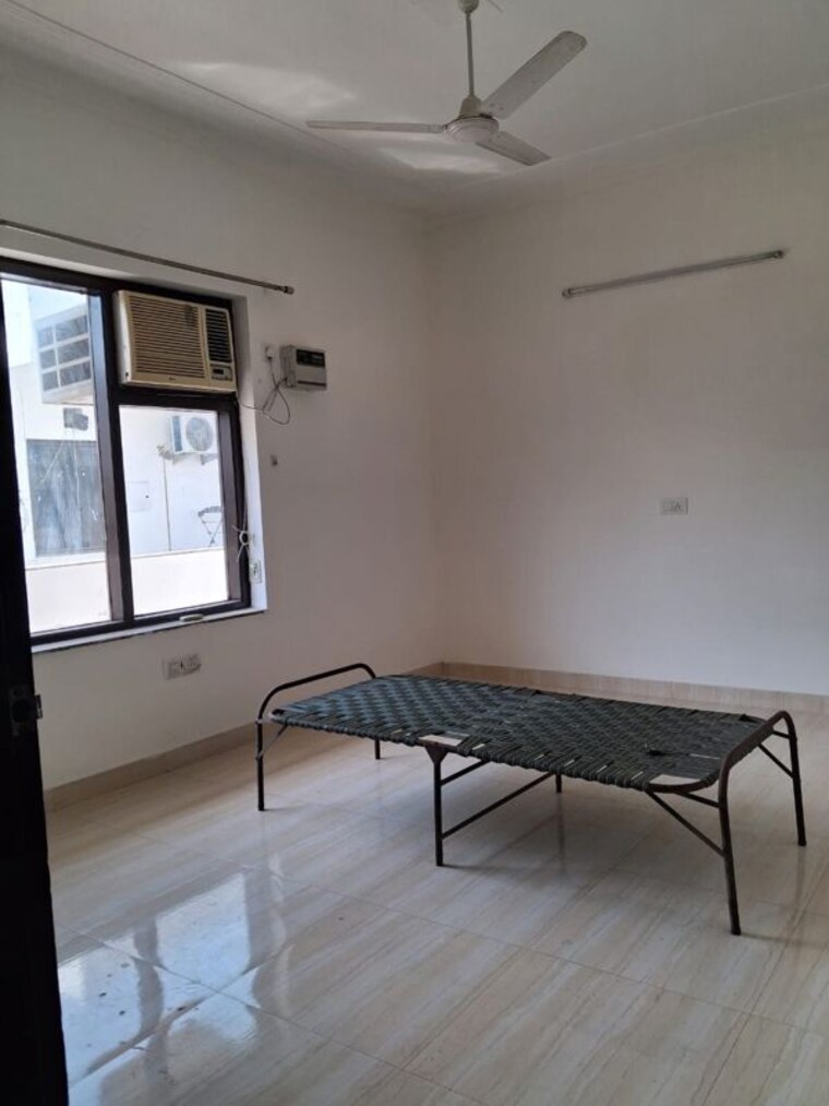 Room, sector 46 2 Bedroom 360 Sq.Yd. Builder Floor In Sector 46 Gurgaon 10517733