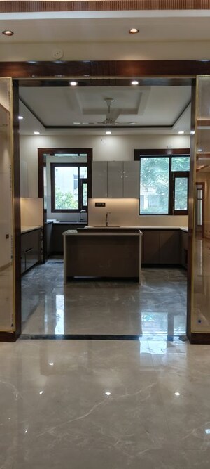 Room in 4 BHK Builder Floor at Sector 85 – for Sale