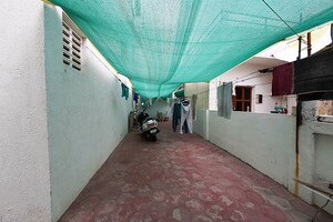 Parking in 3 BHK Independent House at Krishna Nagar – for Sale