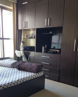 Room in 2 BHK Apartment at Kalpataru Towers, Kandivali East – for Rent
