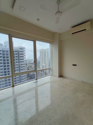 Room in 3 BHK Apartment at Indiabulls Blu, Worli – for Rent