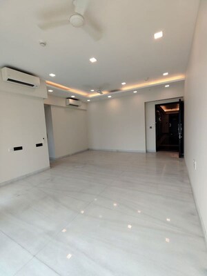 Room in 3 BHK Apartment at Indiabulls Blu, Worli – for Rent