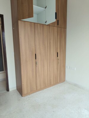 Room in 3 BHK Apartment at Indiabulls Blu, Worli – for Rent