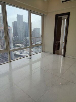 Room in 3 BHK Apartment at Indiabulls Blu, Worli – for Rent