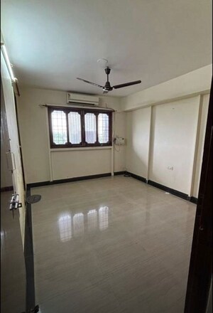 Room in 3 BHK Apartment at Eldeco Heritage, Hazratganj – for Rent