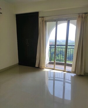 Room in 3 BHK Apartment at Experion Capital, Gomti Nagar – for Rent