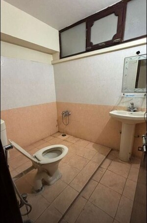 Bathroom in 3 BHK Apartment at Experion Capital, Gomti Nagar – for Rent