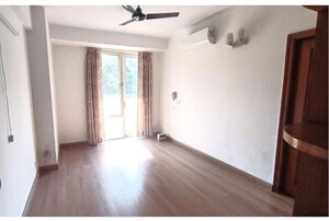 Room in 3 BHK Apartment at DLF Richmond Park, Sector 43 – for Sale