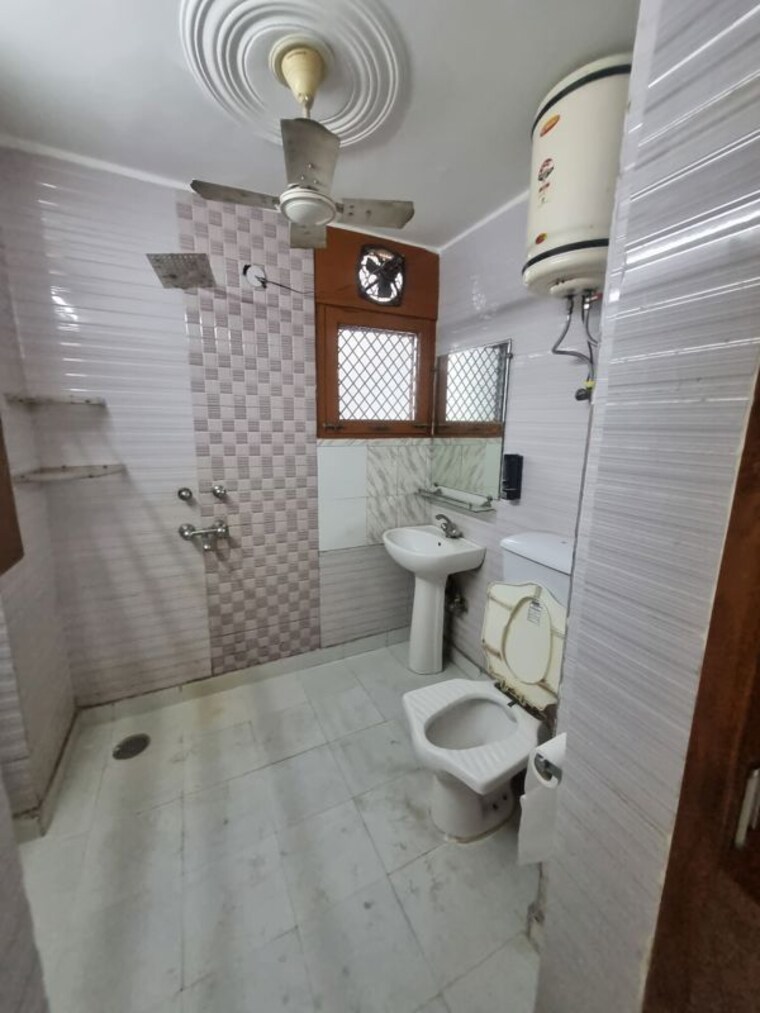 Bathroom, dwarka 3 Bedroom 1750 Sq.Ft. Apartment In Dwarka Delhi 10517959