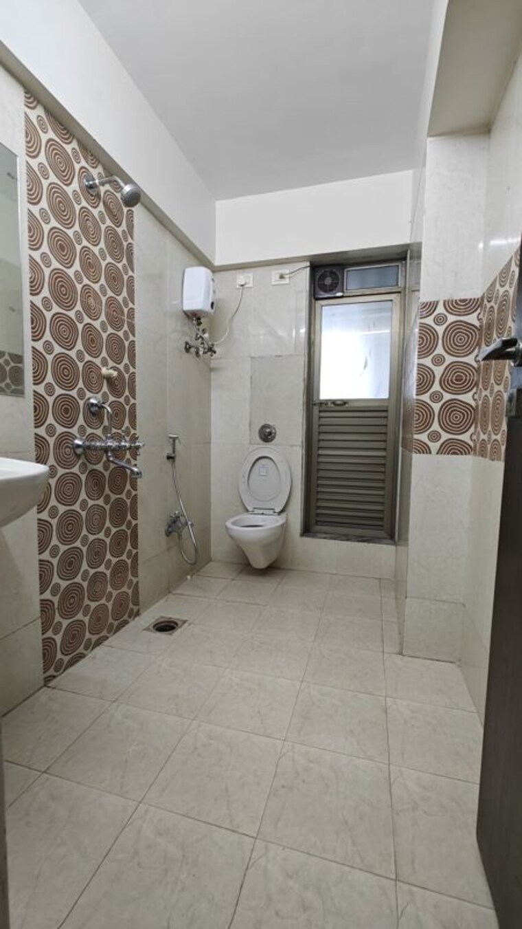 Bathroom, lashkaria-empress 2 Bedroom 750 Sq.Ft. Apartment In Andheri West Mumbai 10518046