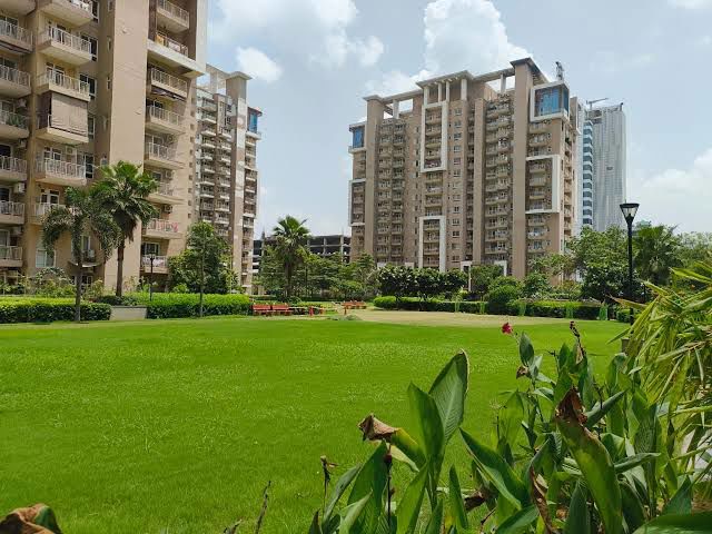 3.5 BHK + Servant Room 1900 Sq.Ft. Apartment in Emaar Palm Gardens