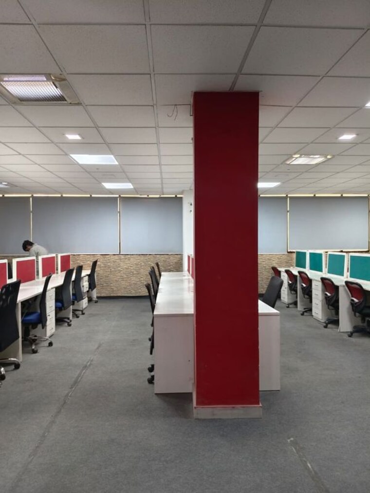  Parking, sector 63 Commercial Office Space 2700 Sq.Ft. In Sector 63 Noida 10518069