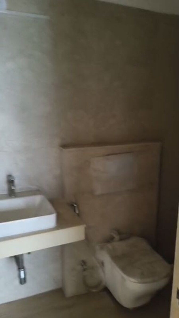Bathroom, concrete-sai-swayam 2 Bedroom 771 Sq.Ft. Apartment In Chembur Mumbai 10518056