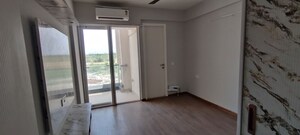 Room in 3.5 BHK Apartment at Signature Global City, Sector 37d – for Rent