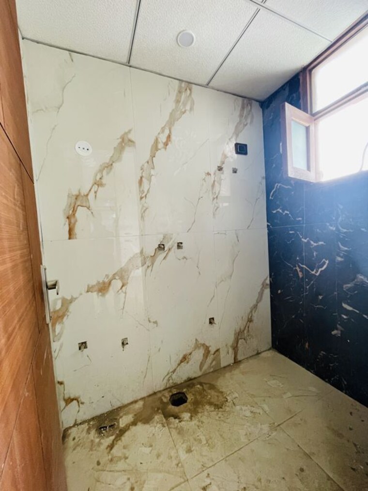 Bathroom, sector 73 3 Bedroom 1500 Sq.Ft. Builder Floor In Sector 73 Noida 10518252