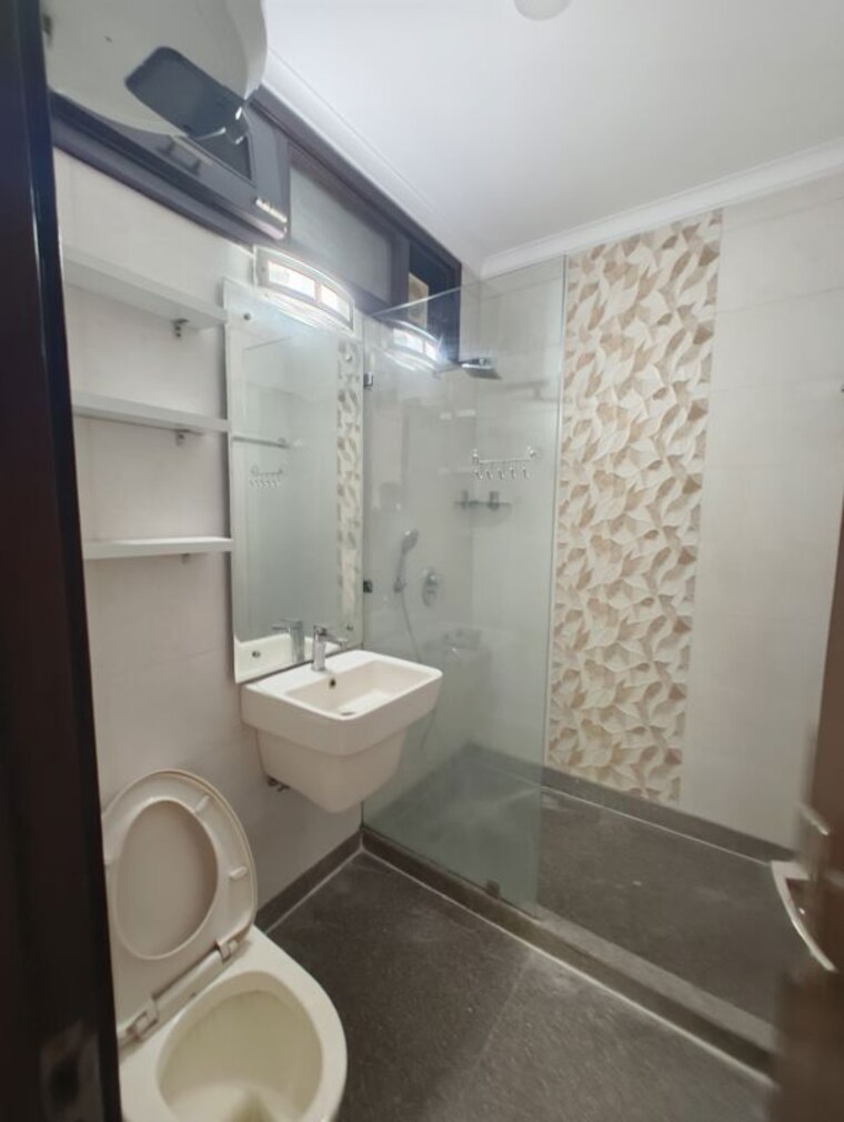 Bathroom, chittaranjan park 3 Bedroom 1440 Sq.Ft. Builder Floor In Chittaranjan Park Delhi 10518453