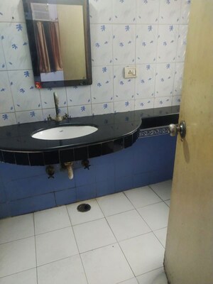 Kitchen in 3 BHK Builder Floor at RWA Jalvayu Towers, Sector 47 – for Rent