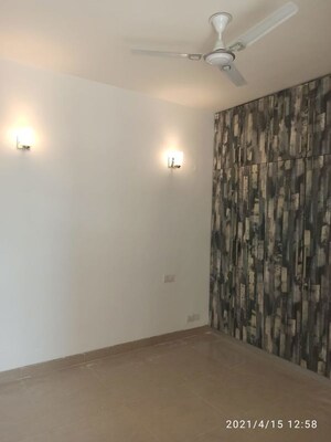 Room in 2 BHK Apartment at Pioneer Park Phase 1, Sector 61 – for Rent