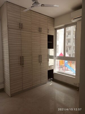 Room in 2 BHK Apartment at Pioneer Park Phase 1, Sector 61 – for Rent