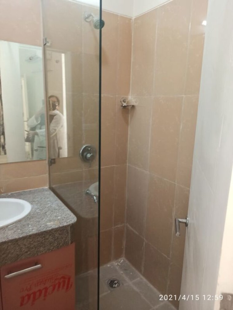 Bathroom, pioneer-park-phase-1 2 Bedroom 1200 Sq.Ft. Apartment In Sector 61 Gurgaon 10518561