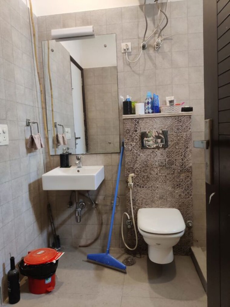 Bathroom, south city 1 3 Bedroom 2300 Sq.Ft. Builder Floor In South City 1 Gurgaon 10518609