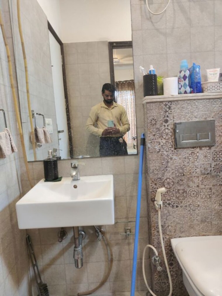 Bathroom, south city 1 3 Bedroom 2300 Sq.Ft. Builder Floor In South City 1 Gurgaon 10518609