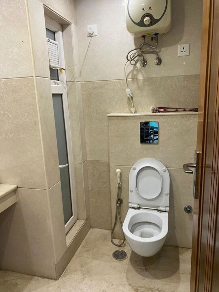 Bathroom, rwa-residential-society Commercial Office Space in IT/SEZ 600 Sq.Ft. In Sector 40 Gurgaon 10518664