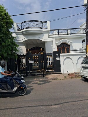 Parking in 6+ BHK Villa at Indira Nagar – for Sale