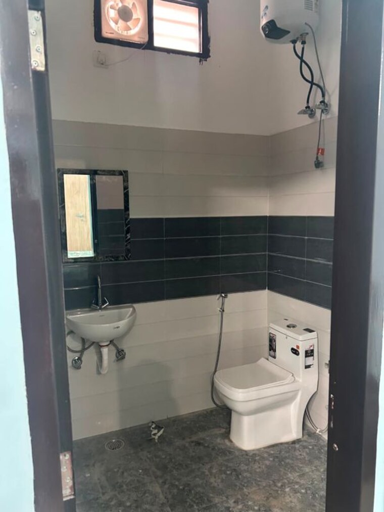 Bathroom, sector 40 Commercial Office Space 1600 Sq.Ft. In Sector 40 Gurgaon 10518677