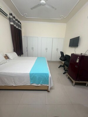 Team Area in 5 BHK Builder Floor at Sector 15 – for Rent