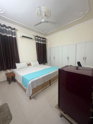 Team Area in 5 BHK Builder Floor at Sector 15 – for Rent