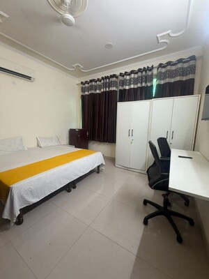 Team Area in 5 BHK Builder Floor at Sector 15 – for Rent