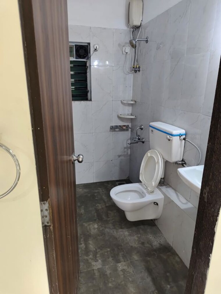 Bathroom, omkar-chs-worli 1 Bedroom 400 Sq.Ft. Apartment In Worli Mumbai 10518708
