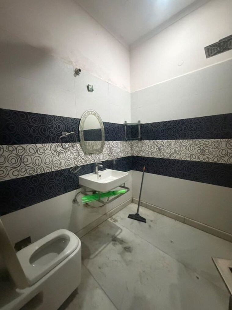Bathroom, sector 15 3 Bedroom 2300 Sq.Ft. Builder Floor In Sector 15 Gurgaon 10518722