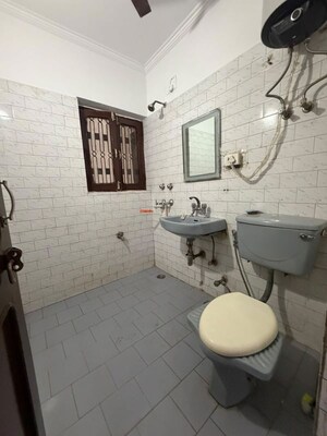 Team Area in 3 BHK Builder Floor at Sector 15 – for Rent