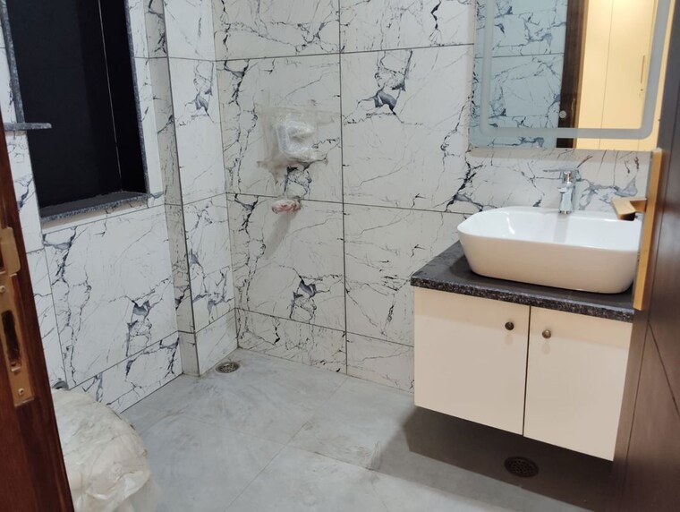 Bathroom, chittaranjan park 3 Bedroom 1153 Sq.Ft. Builder Floor In Chittaranjan Park Delhi 10518735