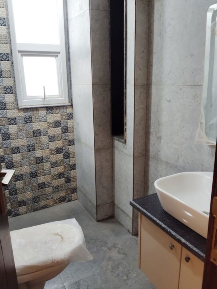 Bathroom, chittaranjan park 3 Bedroom 1153 Sq.Ft. Builder Floor In Chittaranjan Park Delhi 10518735