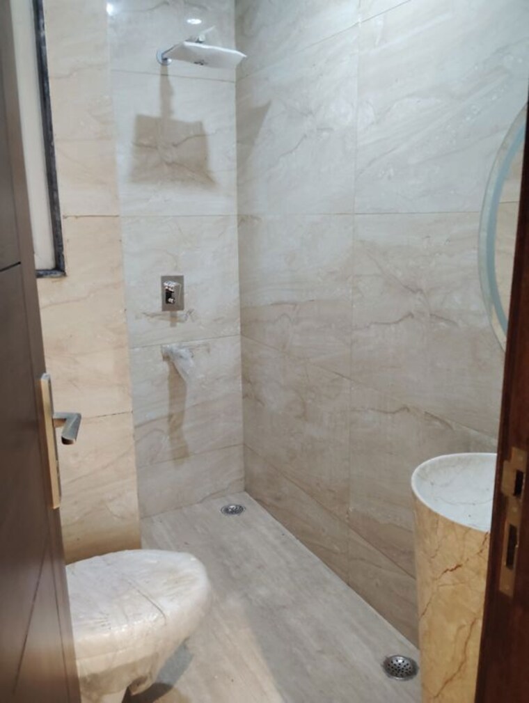 Bathroom, chittaranjan park 3 Bedroom 1153 Sq.Ft. Builder Floor In Chittaranjan Park Delhi 10518735