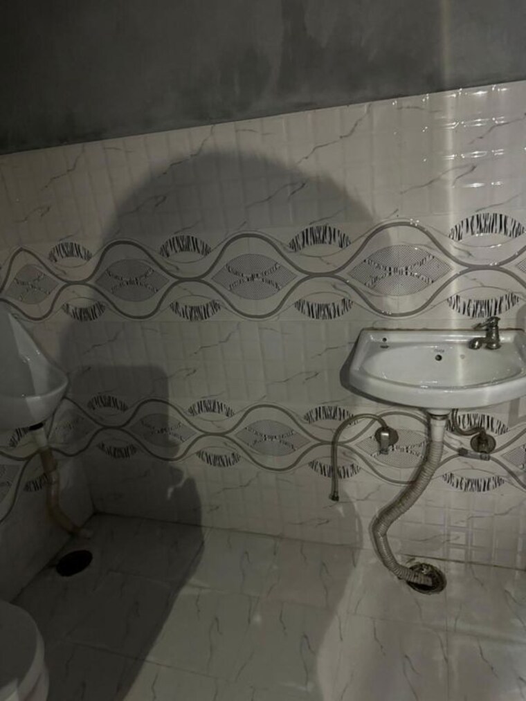 Bathroom, phase 11 Commercial Showroom 121 Sq.Ft. In Phase 11 Mohali 10518732