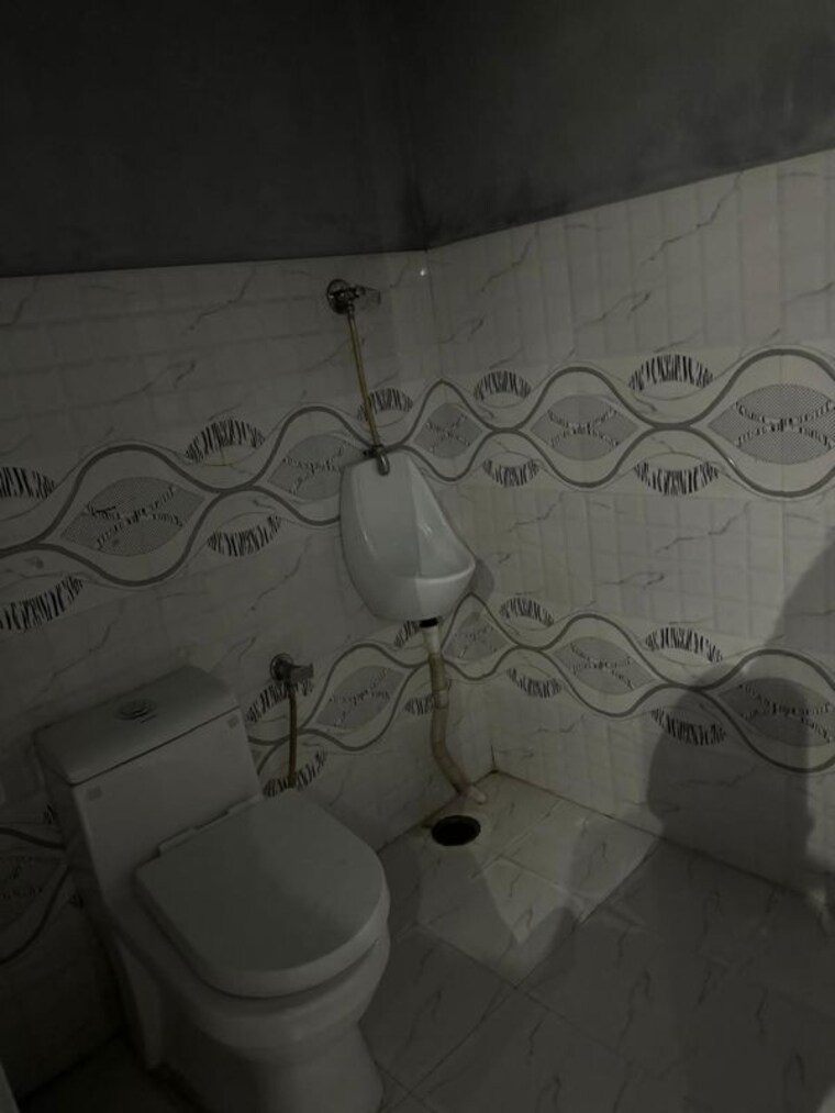 Bathroom, phase 11 Commercial Showroom 121 Sq.Ft. In Phase 11 Mohali 10518732