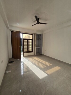 Room in 1 BHK Builder Floor at Saket – for Rent