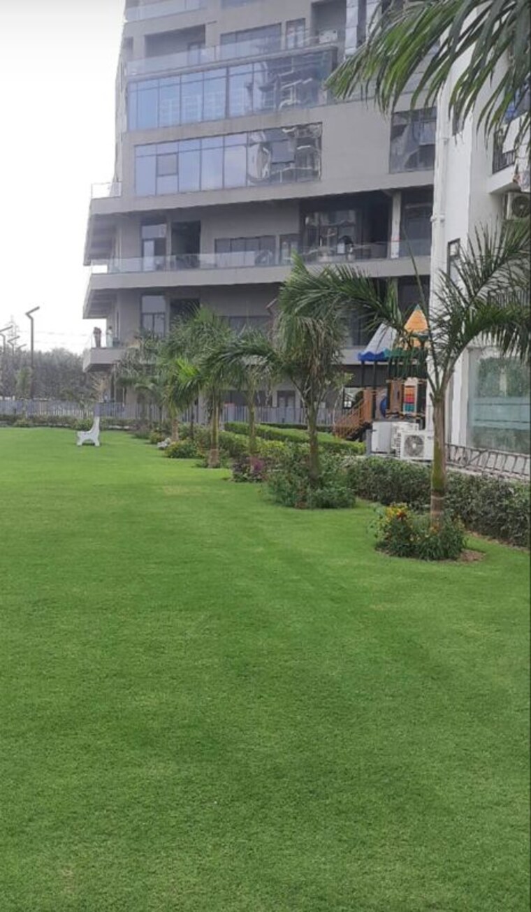 Garden, suncity-vatsal-valley 3 Bedroom 1450 Sq.Ft. Apartment In Gwal Pahari Gurgaon 10517130